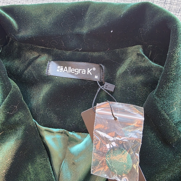 Luxurious Green Velvet Jacket - Picture 2 of 6